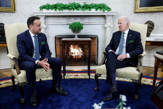 Joe Biden in Leo Varadkar | Joe Biden, ki ima irske korenine, bo danes obiskal irski otok, kjer bo med drugim obiskal Belfast in Dublin. | Foto Reuters