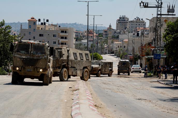 Tulkarem, Zahodni breg |  Izraelska vojska trdi, da je v kraju izvedla protiteroristično operacijo. "Med operacijo so izbruhnili nasilni izgredi, v katerih so teroristi metali kamenje v vojake, ki so se nato odzvali z ognjem," je dodala. | Foto Reuters