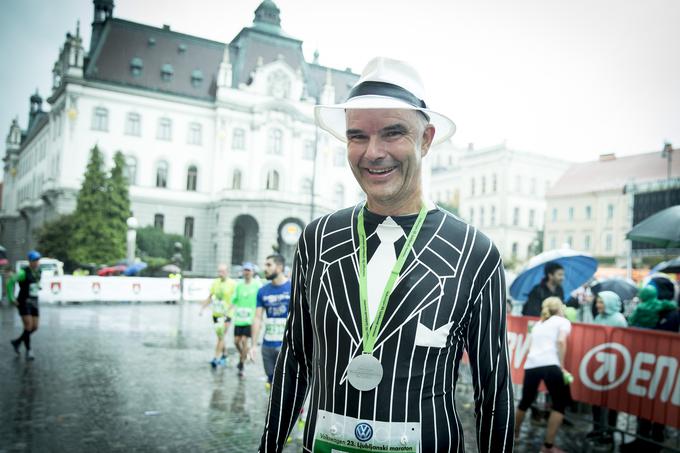 Nemški maratonec Henry Grohmann je 42-kilometrsko razdaljo pretekel v vpadljivem dresu. | Foto: Ana Kovač
