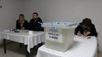 Kosovski Srbi bojkotirali referendum: župani ostajajo na svojih položajih