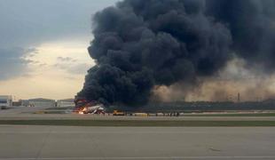 Huda nesreča na letališču v Moskvi: pristalo goreče letalo, vsaj 13 mrtvih