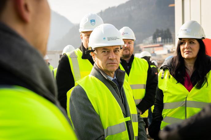 Robert Golob | Premier Robert Golob si je med obiskom vlade v Savinjski regiji ogledal tudi potek protipoplavnega urejanja Savinje na območju Polul pri Celju. | Foto STA