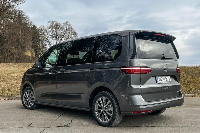 Volkswagen multivan | Multivan se je preselil na novo arhitekturo, tako je nastal očiten razkorak med podjetniškim transporterjem in predvsem družinsko uporabnim multivanom. | Foto Gašper Pirman