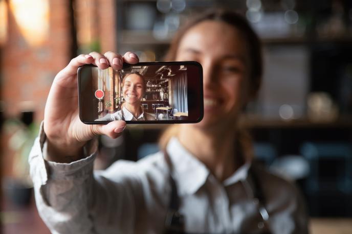 Mobilni telefon, mobitel | Najboljša kamera je ena od treh kategorij, v katerih za naslov Naj Digi 2021 tekmujejo (pametni) mobilni telefoni. | Foto Getty Images
