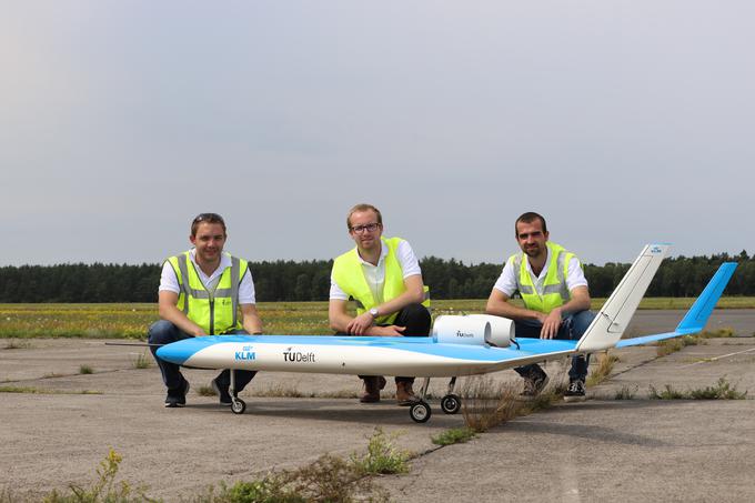 Za uspešno in varno upravljanje modela so bili potrebni trije "piloti". Eden izmed njih je model upravljal, preostala dva sta mu sporočala podatke o hitrosti, višini in nagibu letala. | Foto: TU Delft