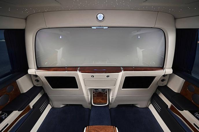 Rolls Royce phantom | Takšno rešitev pri Rolls-Royceu ponujajo tistim, ki želijo v phantomu več zasebnosti. | Foto Rolls Royce
