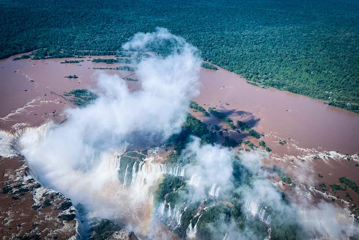 Z argentinske strani slapove opazuješ z zgornje strani, z brazilske s spodnje, na tej fotografiji pa se jih vidi s ptičje perspektive iz helikopterja.  | Foto: Mi.Po.