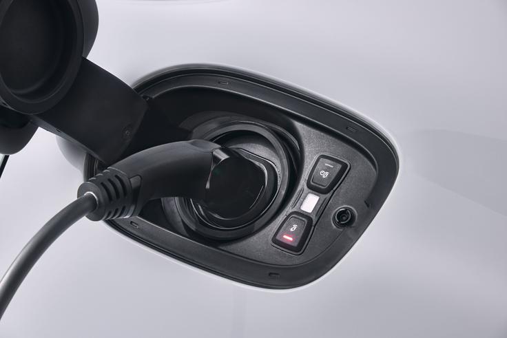 V osnovi nova hibridna panamera ne ponuja ravno najbolj zmogljivega polnjenja, saj ima vgrajen 3,6-kilovatni polnilnik (10 A in 230 V). Na hišni vtičnici bo baterija polna v dobrih štirih urah. Kdor bo želel baterijo na javnih polnilnih postajah napolniti v slabih dveh urah in pol, pa bo moral doplačati za vgradnjo zmogljivejšega 7,2-kilovatnega polnilnika. Ta v 2,4 ure poskrbi, da je zaloga elektrike stoodstotna.  | Foto: Porsche