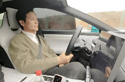 Iz Pekinga v Šanghaj: direktor novi avtomobil testira tudi sam #foto
