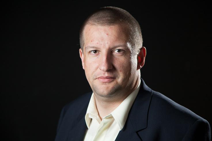 "Ronald Reagan je svojo zgodbo začel z veliko investicijo v vojaško-industrijski kompleks, s čimer je Sovjetsko zvezo prisilil, da je pokleknila in razpadla," pravi obramboslovec Uroš Svete. | Foto: FDV