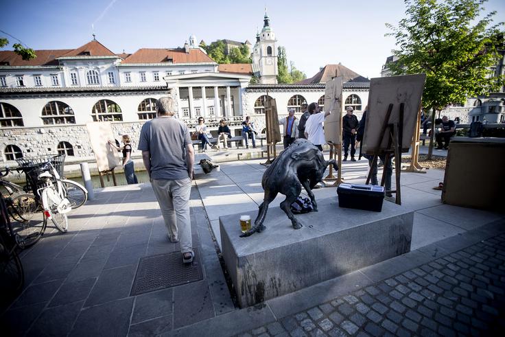 KUD Petkovškovo nabrežje, v katerem so že eno leto združeni predvsem lastniki in najemniki lokalov na Petkovškovem nabrežju, si prizadeva za organizacijo različnega kulturnega programa v tem predelu Ljubljane, sezona dogajanja na prostem pa je že odprta. Do jutri tam poteka slikarska šola Modic. | Foto: 