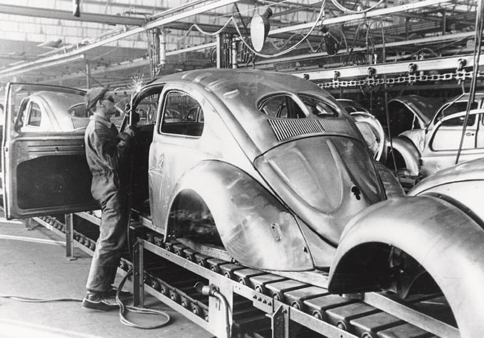 Avtomobil se je sprva imenoval preprosto volkswagen. V Hirstovem obdobju pri Volkswagnu je dobil ime volkswagen typ 1, pozneje pa je uradno povzel ljudsko poimenovanje volkswagen käfer (ljudsko vozilo hrošč). | Foto: Volkswagen