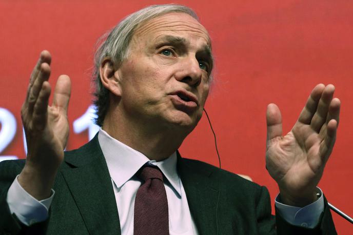 Ray Dalio | Milijarder Ray Dalio je leta 2007 napovedal finančno krizo, ki je nato izbruhnila leta 2008. Zdaj že nekaj časa svari pred naraščanjem zadolževanja držav in je prepričan, da so ZDA na robu dolžniške krize. ZDA rad primerja s telesom, ki ima težave z ožiljem zaradi žilnih oblog. | Foto Guliverimage