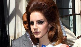 Lana Del Rey postala obraz avtomobilov jaguar