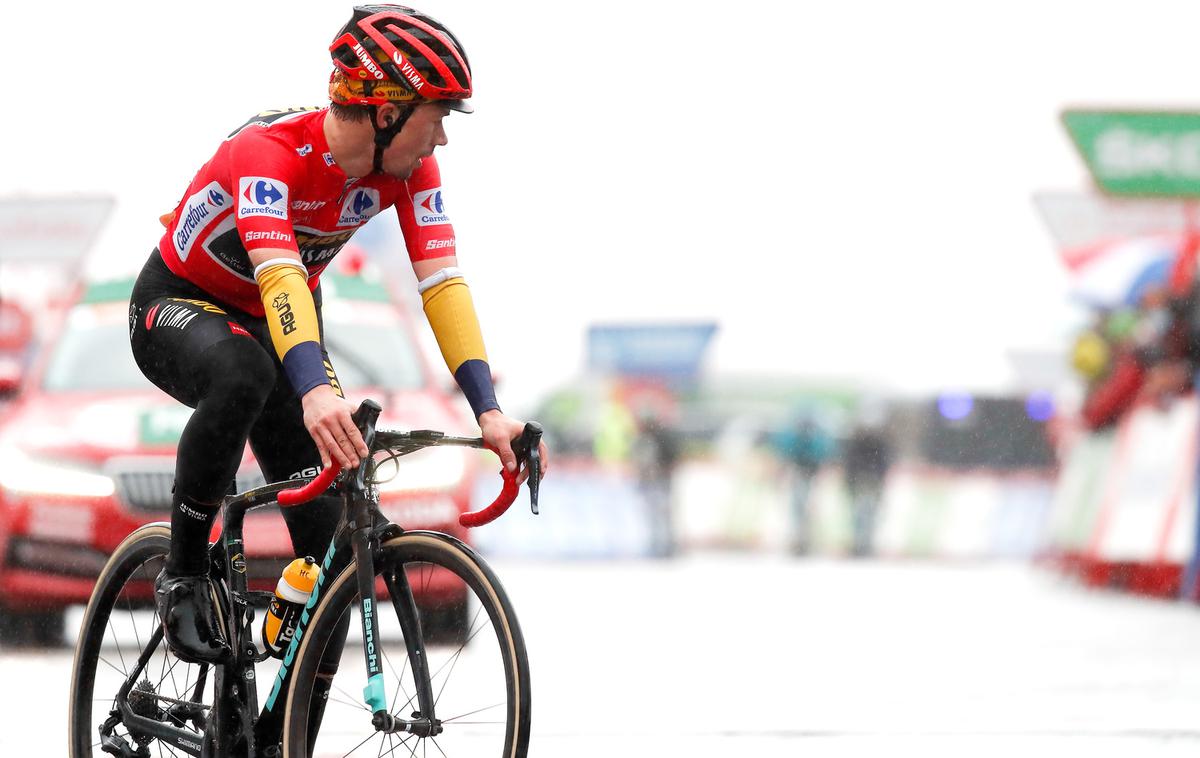 Primož Roglič Vuelta 2020 | Primož Roglič je na zaključnem vzponu moral priznati premoč tekmecem in je izgubil rdečo majico. Ta je spet na plečih Richarda Carapaza. | Foto Unipublic/Photogomez Sport