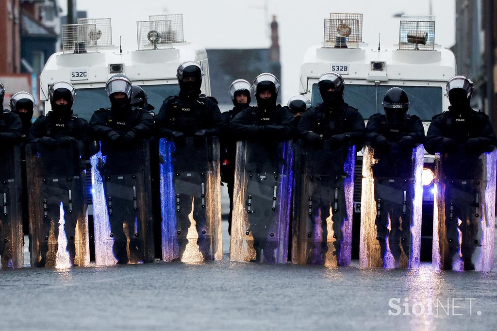 Protesti, Irska, policija