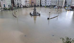 Jutranji nalivi poplavili Tartinijev trg in bližnje lokale #video