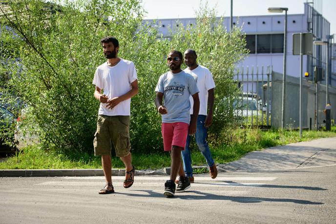 Azilni dom na Viču | Eden izmed dejavnikov, ki vplivajo na varnostna tveganja, povezana z migracijami, je po pojasnilih PU Ljubljana tudi število oseb, ki so nastanjene v azilnem domu na Viču, čemur sproti prilagajajo varnostno oceno in svoje aktivnosti. | Foto STA