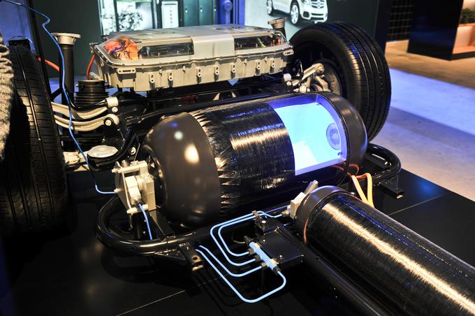 Mercedes-Benz je kot prvi avtomobilu na vodikove gorivne celice dodal še manjšo klasično litij-ionsko baterijo. | Foto: Gašper Pirman