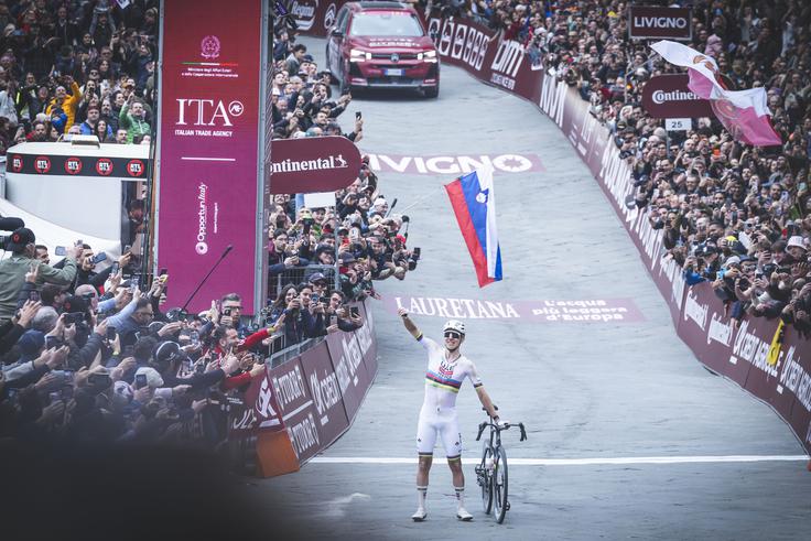 Občuduje prevlado Tadeja Pogačarja v kolesarskem svetu. | Foto: Ana Kovač