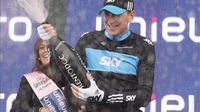 Wiggins v rožnati majici vodilnega 
