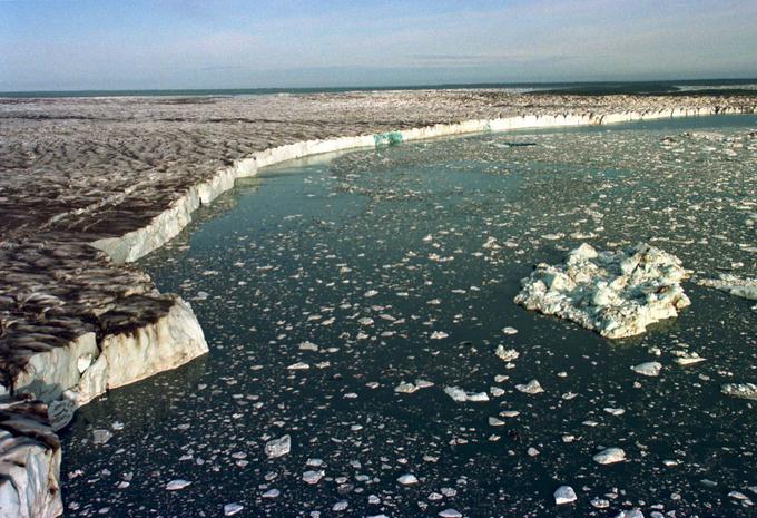 Taljenje ledu iz ledenika Bering pri jezeru Vitis, kjer se je že leta 1997 stalilo od 10 do 12 kilometrov ledu.  | Foto: Reuters