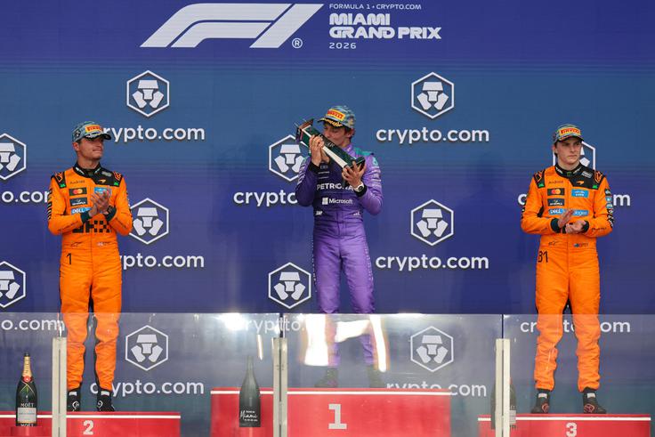 Ob Kimiju Antonelliju sta bila v Miamiju na zmagovalnem odru še Lando Norris in Oscar Piastri, oba voznika McLarna. | Foto: Reuters