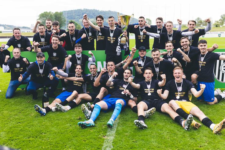 Nogometaši Rogaške so se tako razveselili drugoligaškega naslova po zadnji tekmi v Krškem. | Foto: Grega Valančič/Sportida