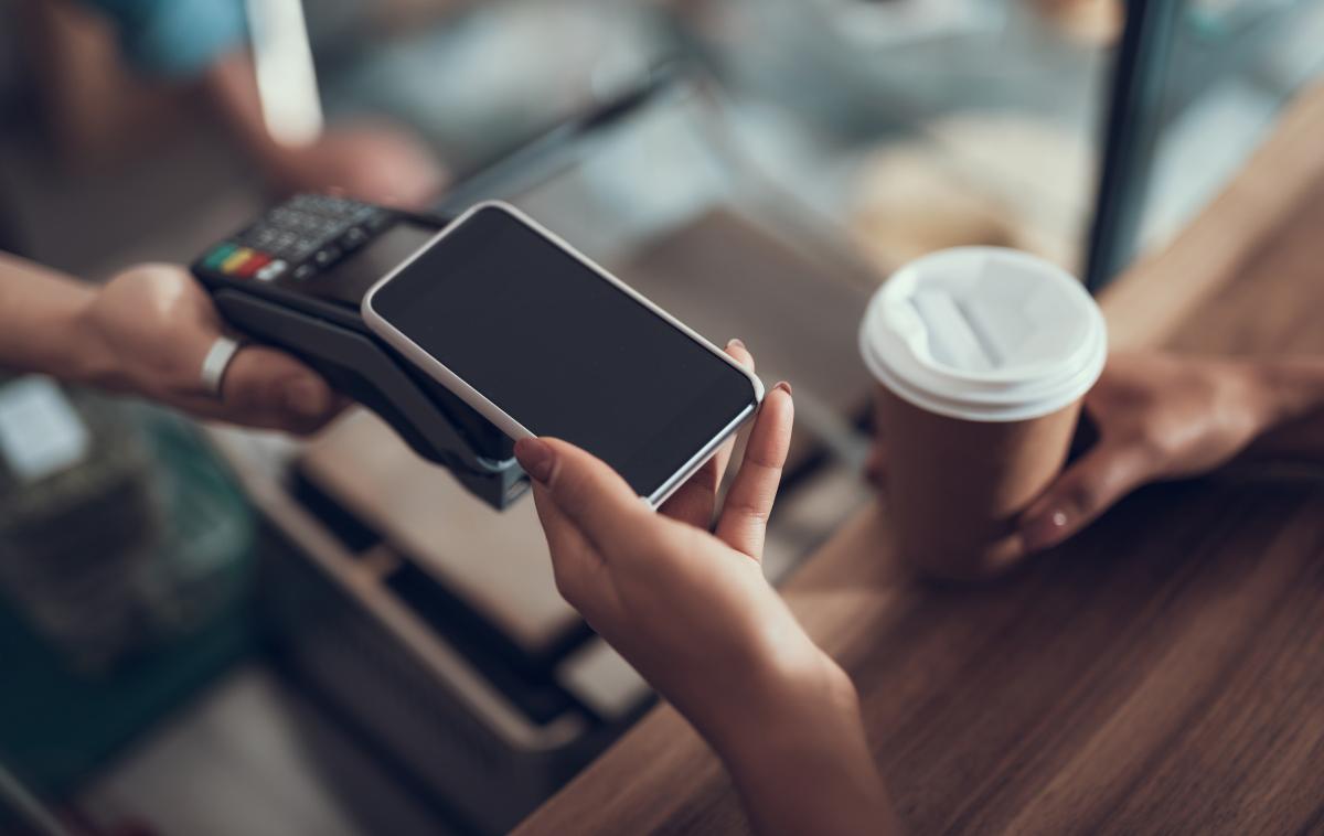 mobilno plačevanje | Že več kot polovica potrošnikov v Sloveniji svoje nakupe plačuje s pametnimi telefoni. | Foto Getty Images