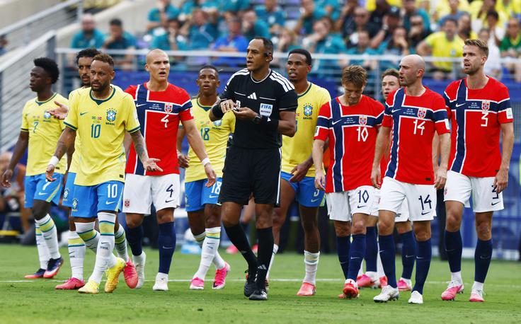 Na SP 2026 je nazadnje sodil srečanje med Brazilijo in Norveško (1:2). | Foto: Reuters