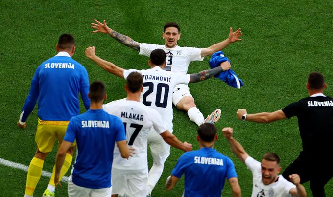 Slovenija je v prvem nastopu na Euru remizirala z Dansko (1:1). Nato se je razšla brez zmagovalca še proti Srbiji (1:1) in Angliji (0:0). | Foto: Reuters