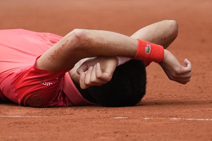 Novak Đoković je po zadnji točki obležal na pesku. | Foto: AP / Guliverimage