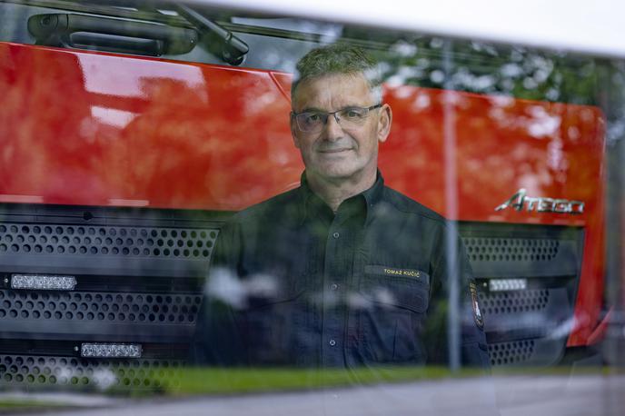 Tomaž Kaučič | "Danes so vsi kandidati za gasilce res dobro pripravljeni. Tako na primer fizične teste opravijo vsi. Povsem običajno je, da se danes kandidati na testiranje pripravljajo že mesece pred razpisom. Menim, da tudi to kaže, kako je poklic gasilca danes zaželen. Zato cenimo in spoštujemo čisto vse, ki se prijavijo," poudarja Tomaž Kučič. | Foto Ana Kovač