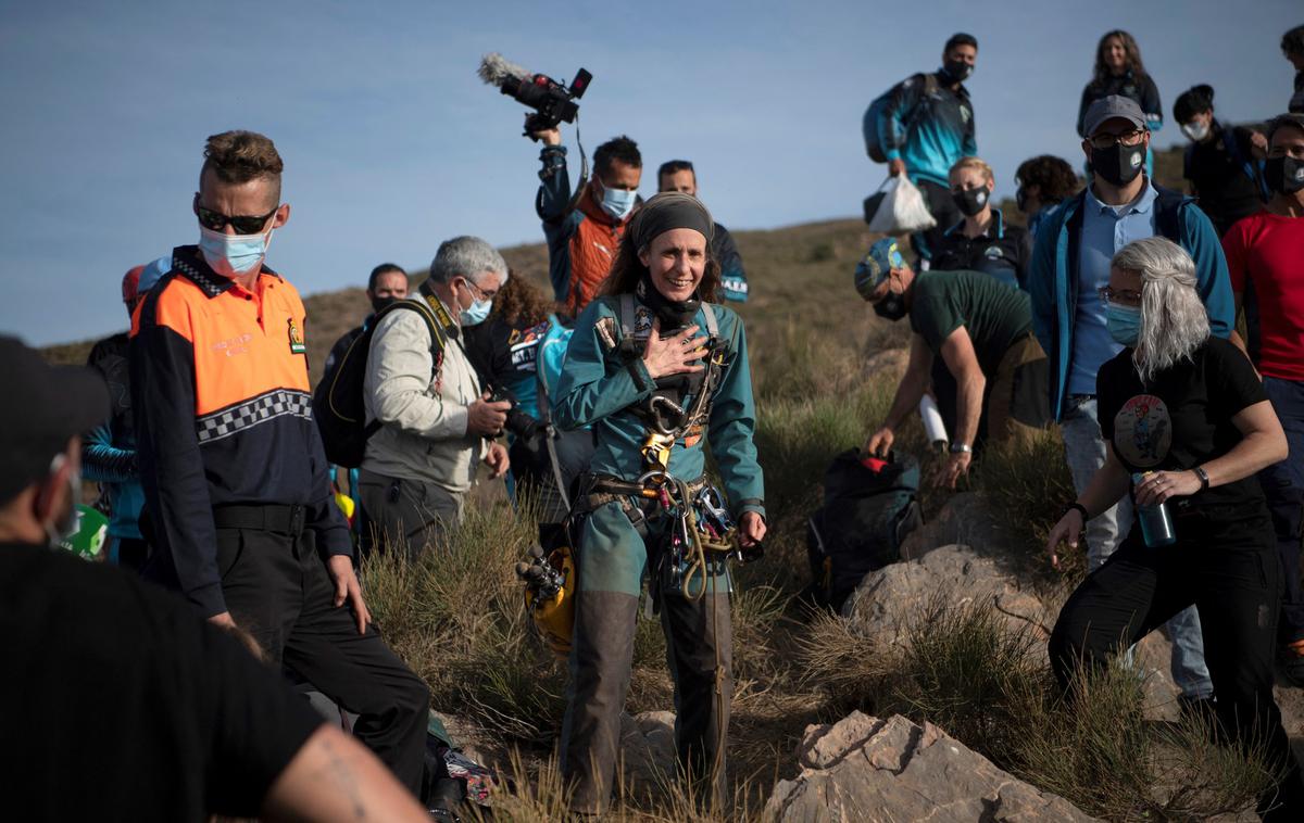 Beatriz Flamini | Večino časa v 70 metrov globoki jami je preživela ob branju knjig, pisanju pesmi, pletenju klobukov in risanju. Spala je v šotoru, raziskovalci pa so ji redno dostavljali hrano in pijačo, ki so jo pustili na vnaprej dogovorjenem delu jame. | Foto Profimedia