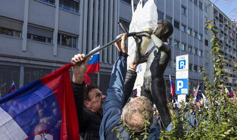 Zbrani s Pavlom Ruparjem na čelu v Ljubljani še desetič zahtevali višje pokojnine #foto #video