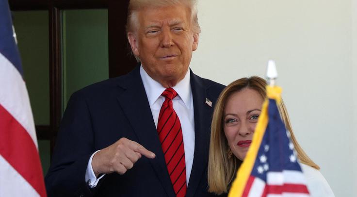 Trump z načrtnim ustvarjanjem kaosa skuša zmesti svoje nasprotnike oziroma nasprotno pogajalsko stran. Na fotografiji: nedavni obisk italijanske premierke Giorgie Meloni pri Trumpu. Pogovarjala sta se seveda tudi o carinah, saj je Italija zelo velika izvoznica na ameriški trg. Pred obiskom Melonijeve v Washingtonu se je ugibalo, ali bo italijanska premierka s kakšnim enostranskim dogovorom s Trumpom uničila enoten odziv EU na Trumpove carine. | Foto: Reuters