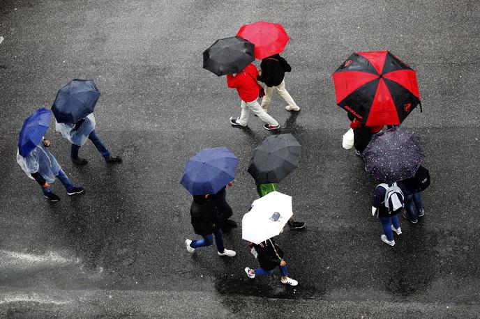 dež, dežnik | Danes bo oblačno in deževno, vmes bodo tudi posamezne nevihte.  | Foto Getty Images