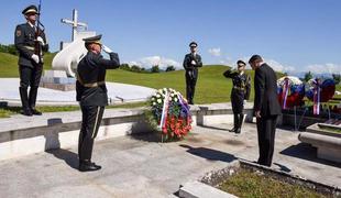 Predsednik  Borut Pahor položil venec k Pomniku padlim na Žalah