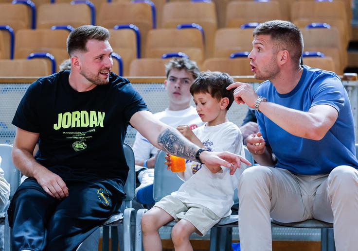 Murić je bil po sezoni prisoten na tekmah Ilirije, tudi v družbi Luke Dončića. | Foto: Aleš Fevžer