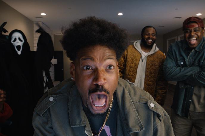 Scary Movie, ocena filma | Film, da te kap se vrača! In ena od ponavljajočih se šal je norčevanje iz youtuberjev, ki se snemajo med druženjem s prijatelji. | Foto Karantanija Cinemas
