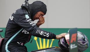 Hamilton na kaotični dirki ubranil naslov in se izenačil s Schumacherjem