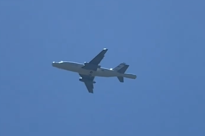 Boeing 737-200 | Letalo Boeing 737-200 RAT55 NT-43A je izredno redko mogoče opaziti med poletom. To je bilo maja lani. | Foto X / Posnetek zaslona