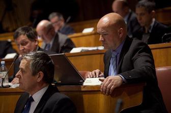 Državni svet ni izglasoval veta na novelo zakona o vladi