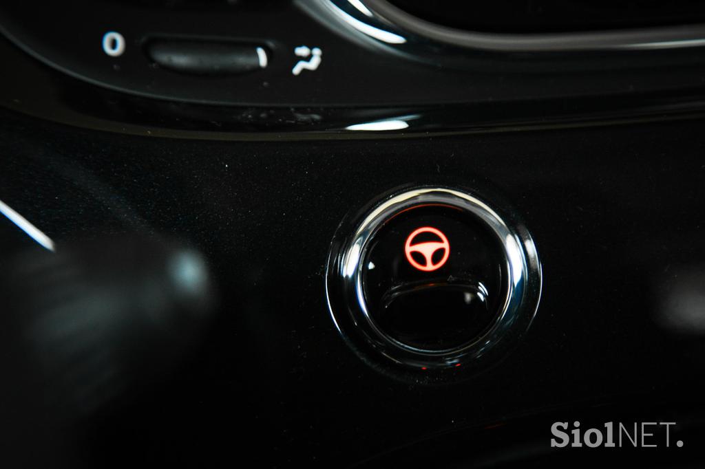 Fiat 500 1.2 8V lounge - šik mestni malček s posluhom za visoko modo