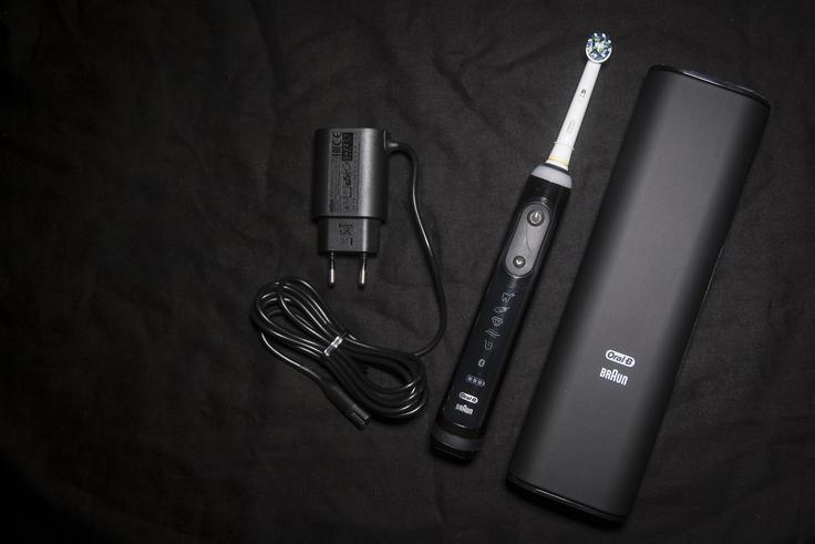 Električna zobna ščetka Oral-B Genius 9000 skupaj z glavo tehta 140 gramov. | Foto: Ana Kovač