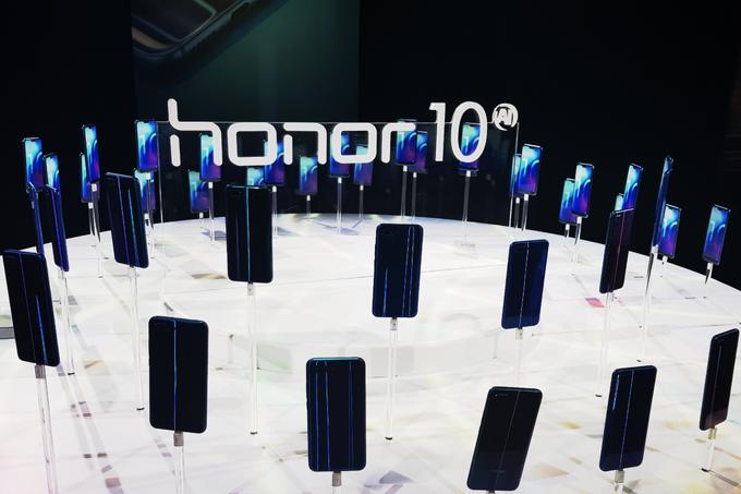 Pametni telefon Honor 10 smo med prvimi na svetu spoznali v Londonu na uradni premieri za trge, ki niso Kitajska. Tam je Honor isti pametni telefon z drugačnim imenom (Glory 10) predstavil že sredi aprila.  | Foto: Matic Tomšič