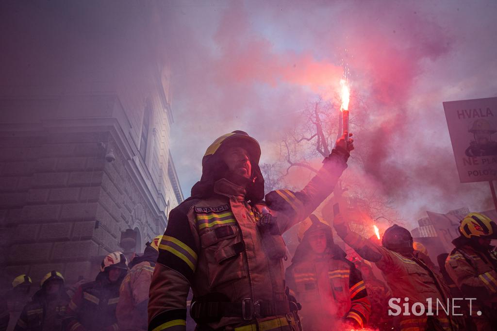 Protestni shod poklicnih gasilcev pred poslopjem vlade. gasilci