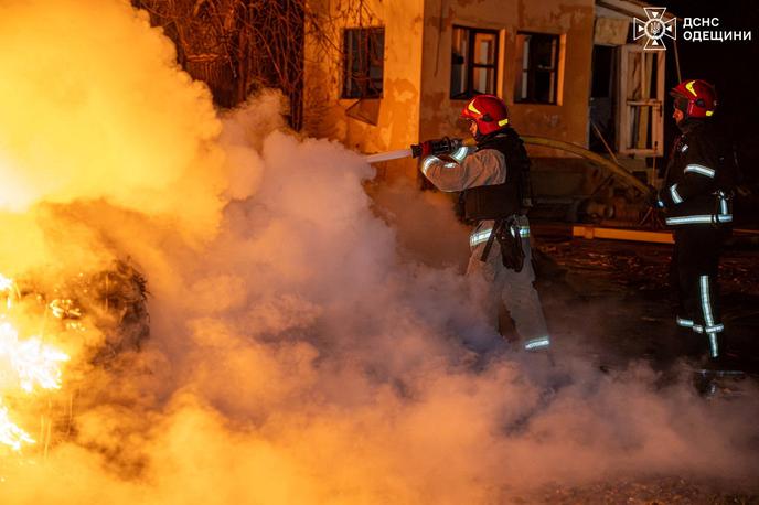 Ukrajina | "Do 7. ure zjutraj je bilo zabeleženih 2.299 kršitev premirja. Natančneje: 28 napadov sovražnika, 479 sovražnih obstreljevanj, 747 napadov z napadalnimi droni ... in 1.045 napadov z droni FPV," je danes sporočil generalštab ukrajinskih sil. | Foto Reuters