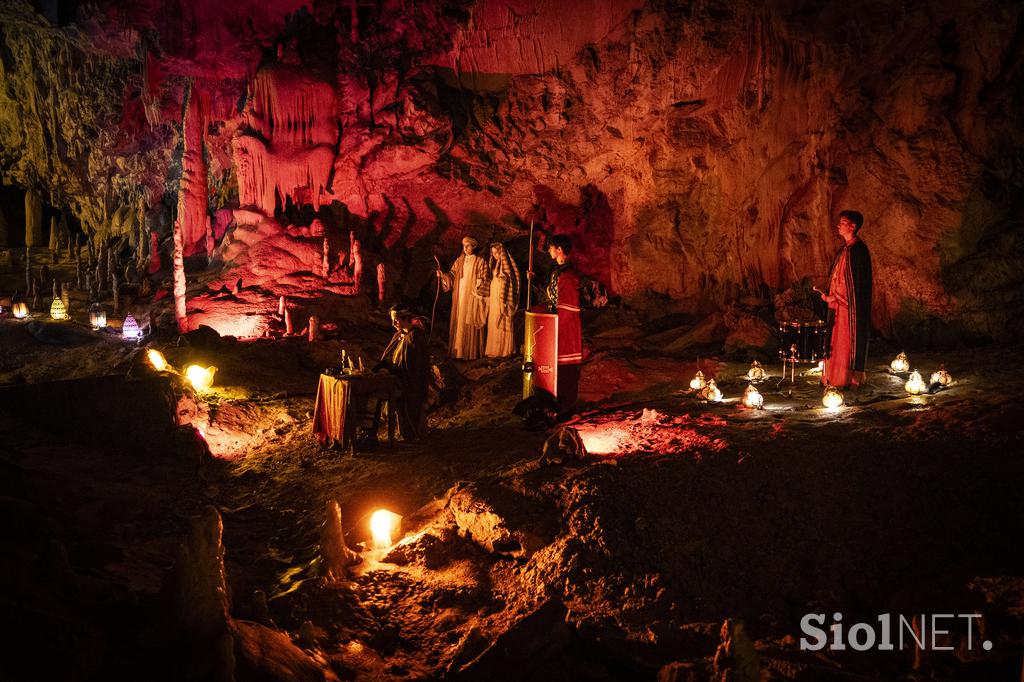 Žive jaslice v Postojnski jami
