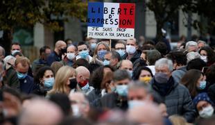 Na tisoče Francozov na ulice zaradi obglavljenega učitelja